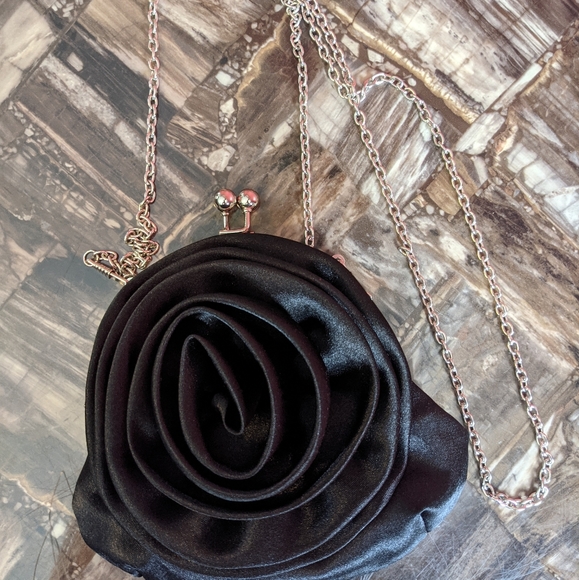 d-fusion Handbags - 🔥LAST CHANCE - DONATING Sept 4/22🔥Rose Clutch, optional shoulder chain